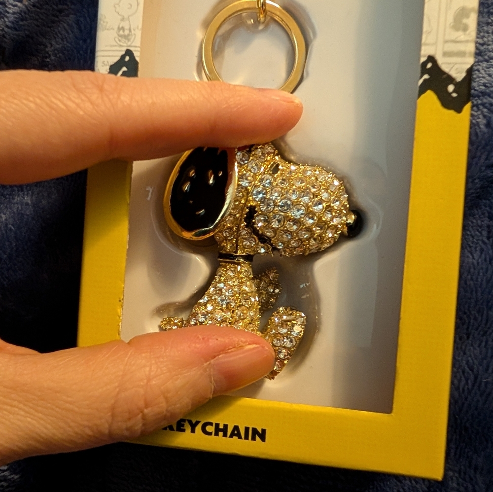 Gold Peanuts Figure Snoopy Keychain Bag Charm Key Ring Pendant New Gold Tone - Picture 4 of 4